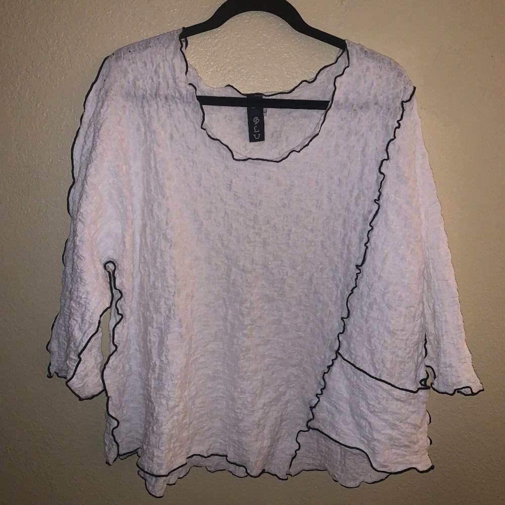 Lettuce edge contrast stitch top
